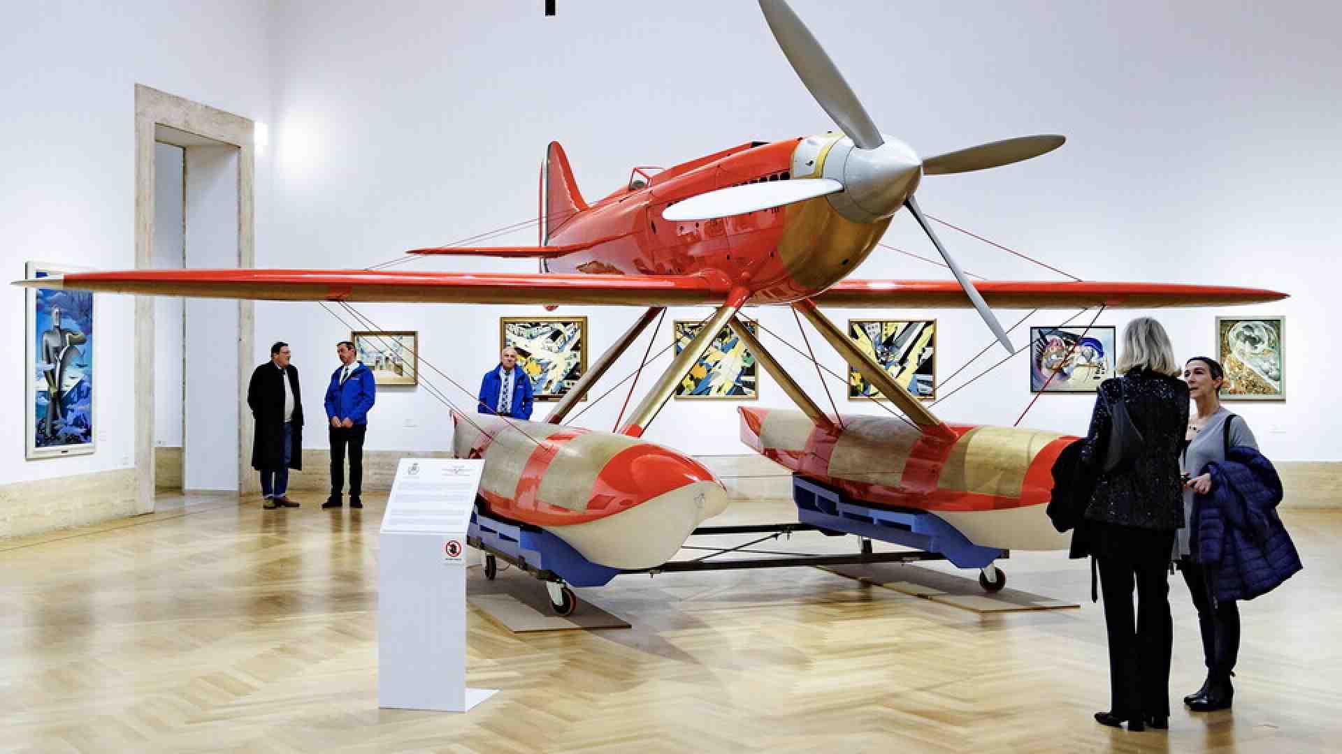 Zang Tumb e Gentiloni. La mostra sul Futurismo di Sangiuliano celebrata dalla sinistra