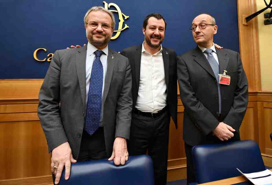 Salvini trumpeggia con Borghi&Bagnai: “Italia fuori dall’Oms”