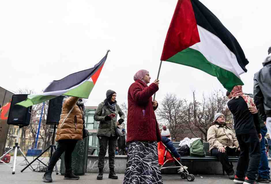 Moni Ovadia giustifica Hamas. Insulti a Segre. E ora i pro Pal equiparano Gaza alla Shoah