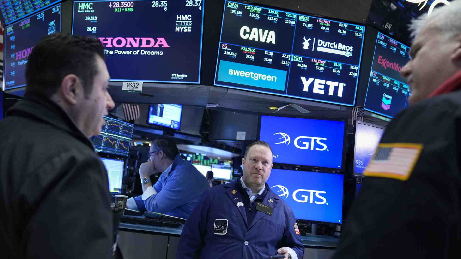 I trader nella Borsa di Wall Street a New York (AP Photo/Seth Wenig) <br />