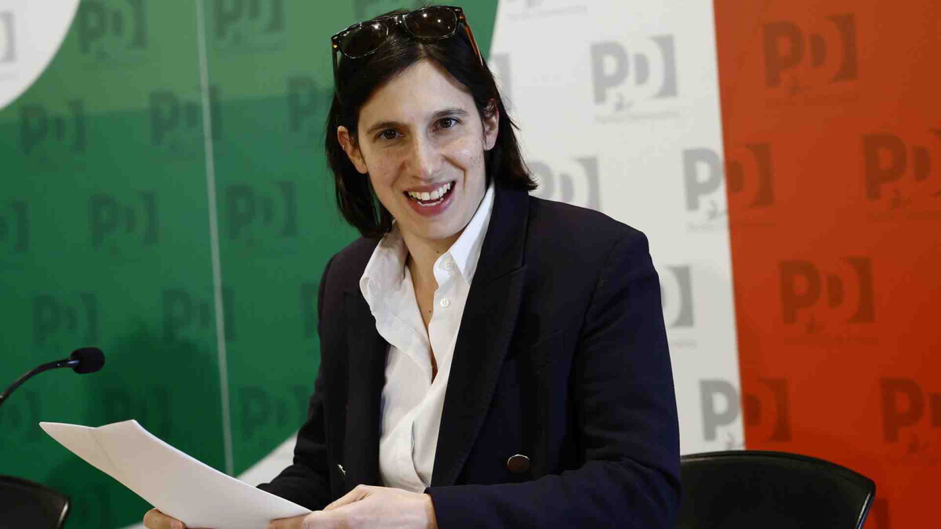 L’attacco a Meloni sulle accise e la svolta pro fossili di Schlein