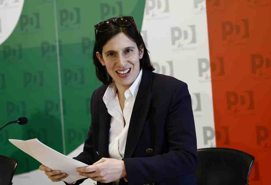 L’attacco a Meloni sulle accise e la svolta pro fossili di Schlein