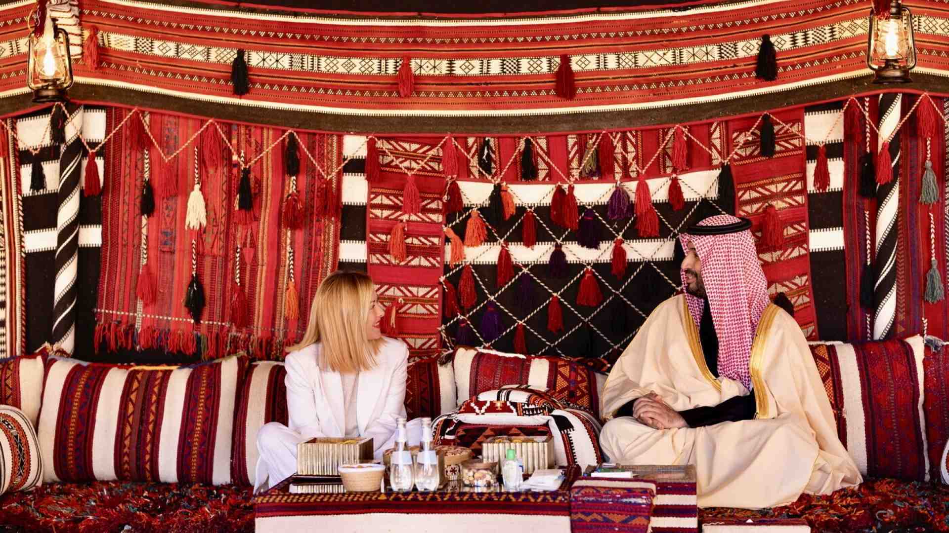 Giorgia Meloni in Arabia Saudita cerca una via di fuga ai dazi americani