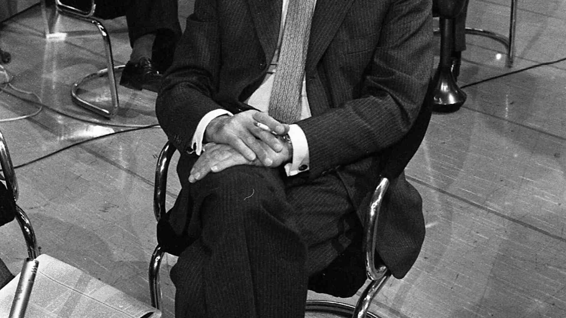 Eugenio Scalfari negli studi della Rai negli anni Ottanta (foto Ansa) <br />