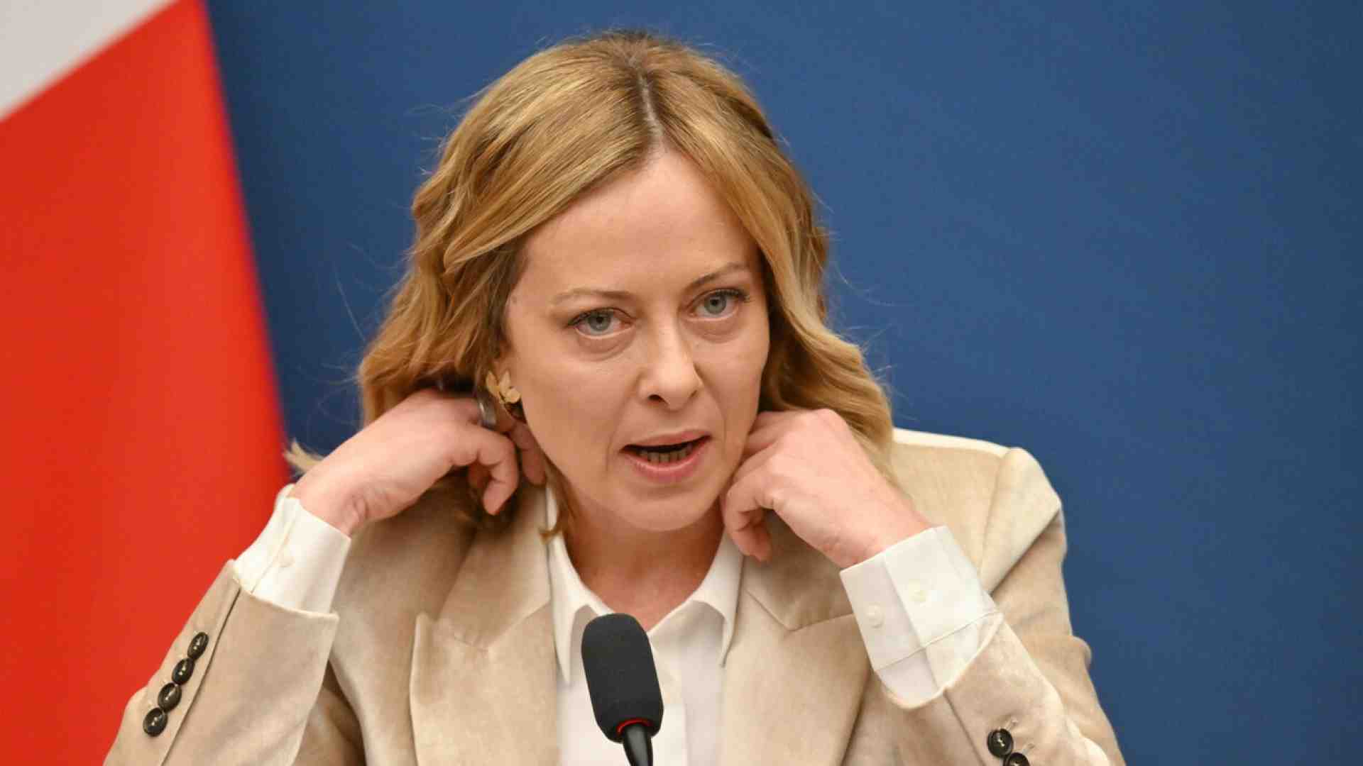 Meloni indagata per il caso Almasri. La premier: "Non mi faccio intimidire". E mostra sui social l'avviso di garanzia