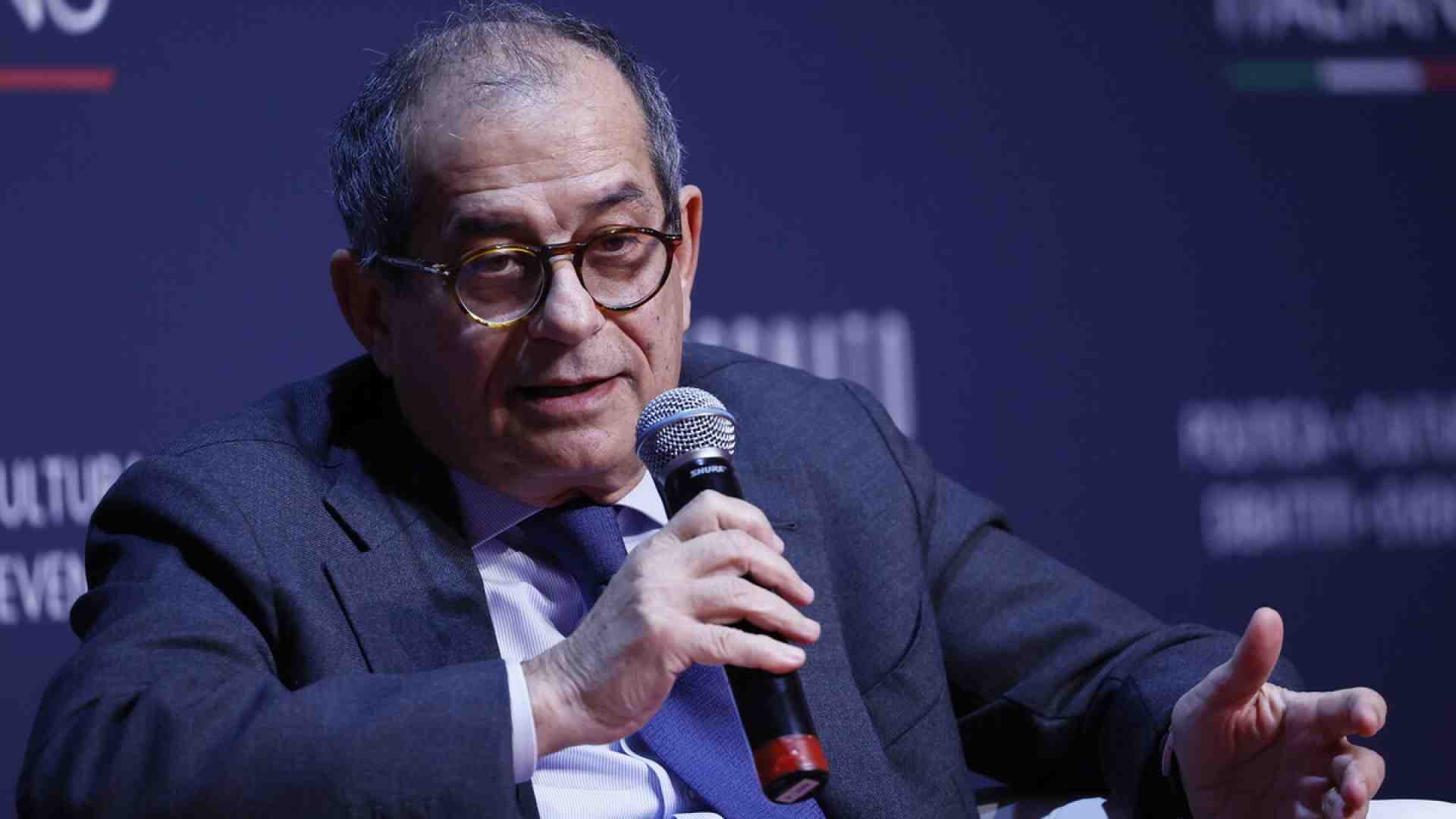 Parla Tria: "La scalata di Mps su Mediobanca è legittima, non è un'operazione bellica. Il terzo polo bancario serve all'Italia"