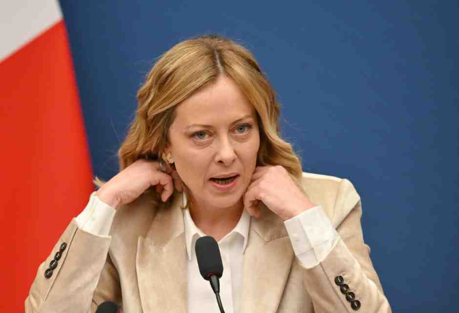 Meloni indagata per il caso Almasri. La premier: "Non mi faccio intimidire". E mostra sui social l'avviso di garanzia