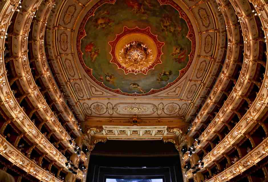 Nella “Giovanna d’Arco” di Parma latitano le idee forti. Almeno c’era la malvasia