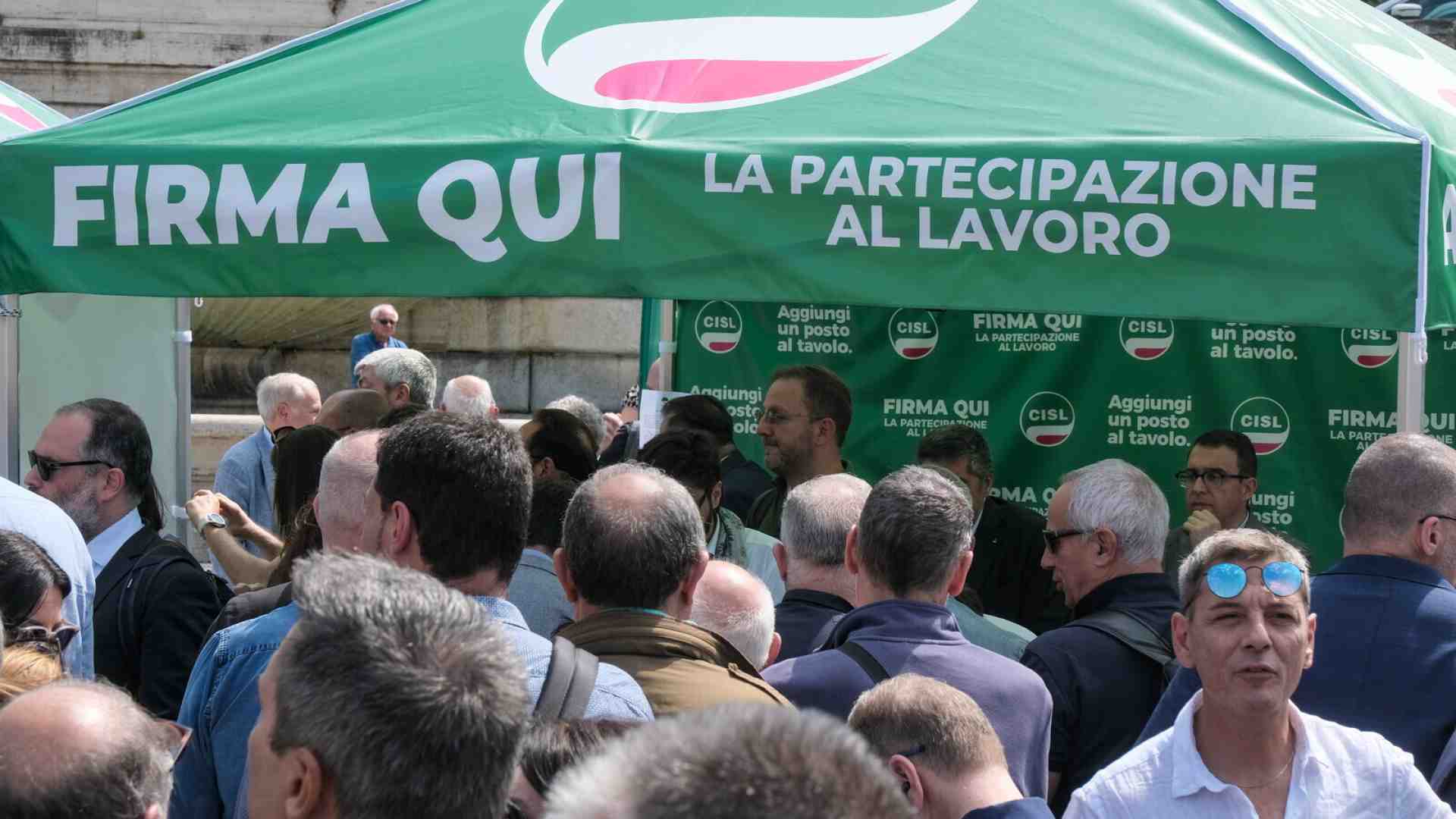La Cisl a Roma raccoglie le firme per la proposta di legge sulla partecipazione dei lavoratori alla gestione delle imprese (LaPresse) <br />