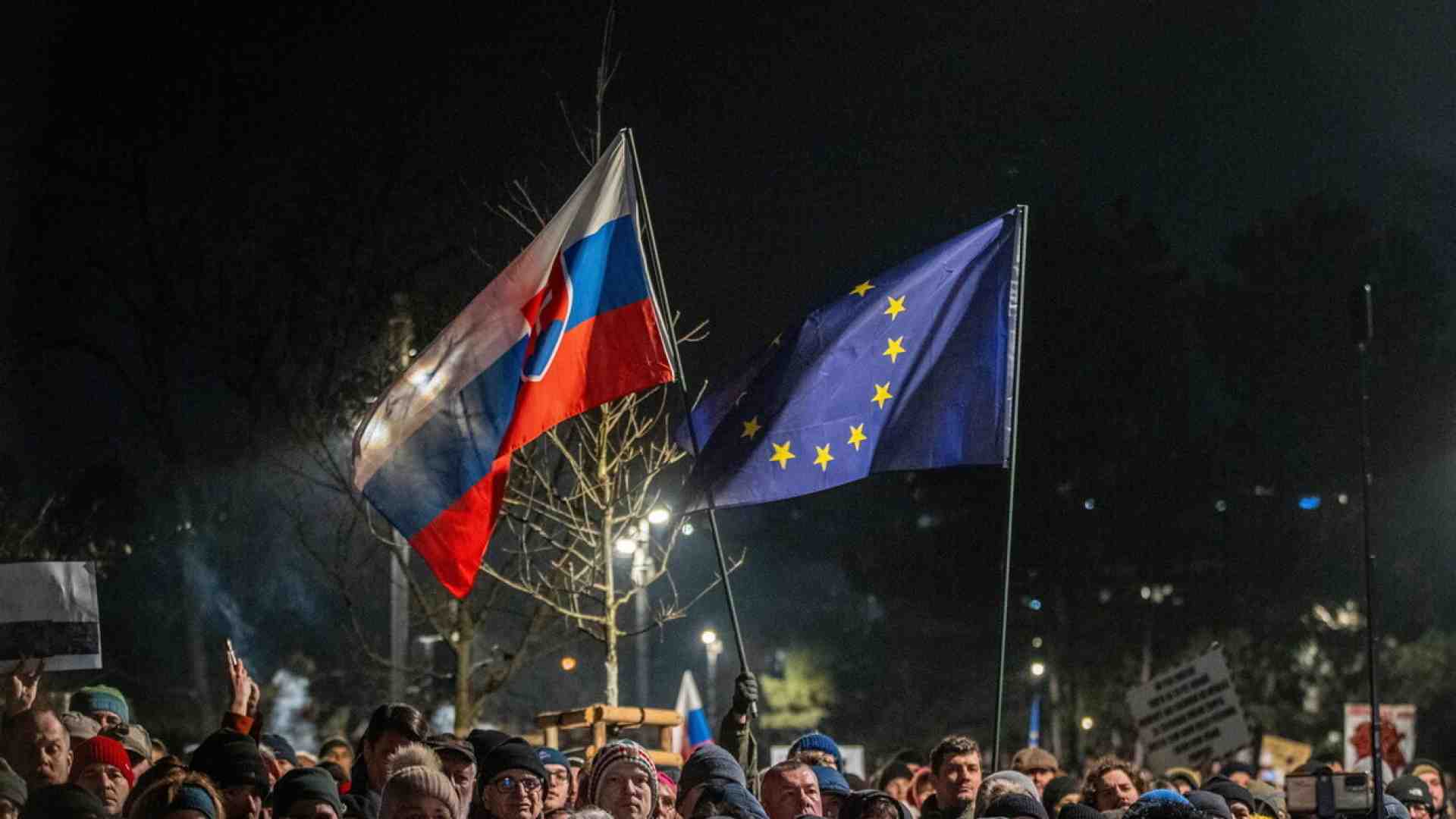 Tra le luci della protesta di Bratislava, dove non si sta più zitti