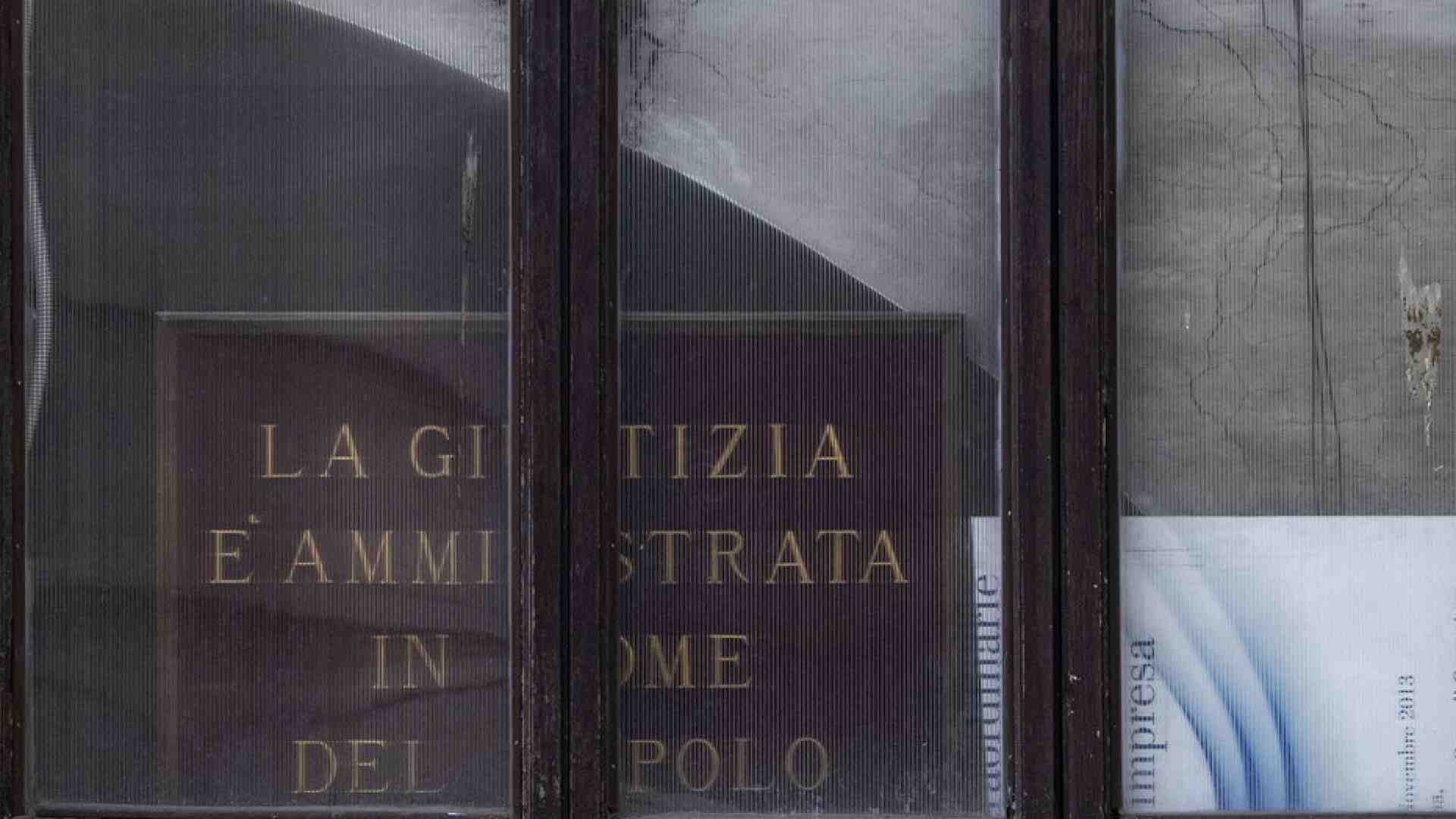 Atto voluto, non dovuto. La storia d'Italia spiegata attraverso le esondazioni dei pm