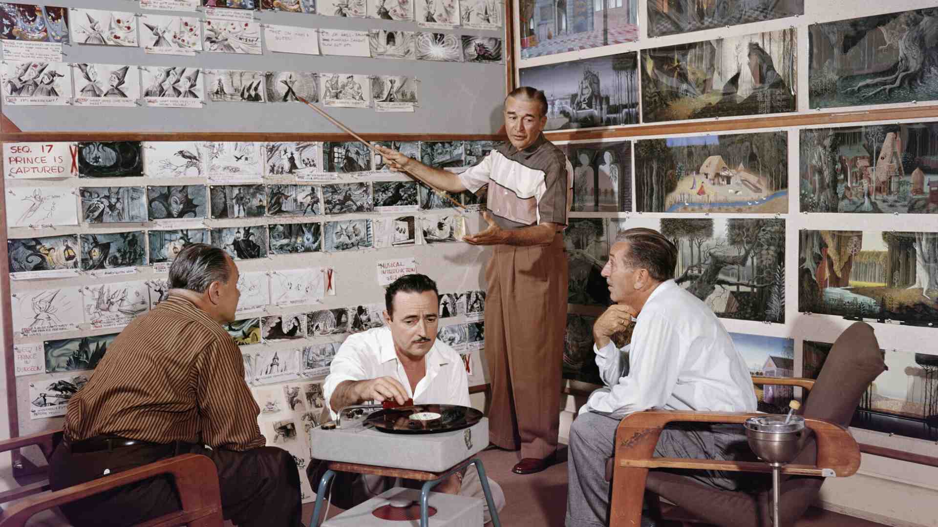 Walt Disney (a destra) ascolta un animatore parlare degli storyboard di “La bella addormentata” mentre Les Clark fa suonare un disco (Foto Getty)