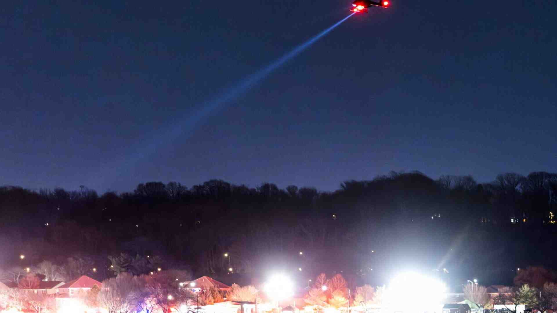 A Washington un aereo di linea è precipitato dopo una collisione con un elicottero militare. Almeno 30 vittime