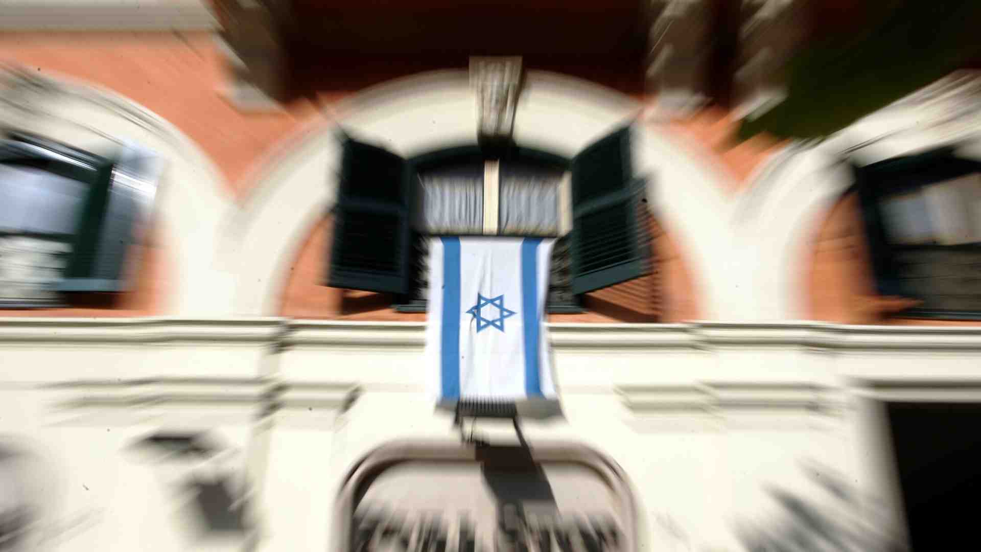 Dalle televisioni ai politici, gli ebrei sono scomparsi nel “buco della memoria”