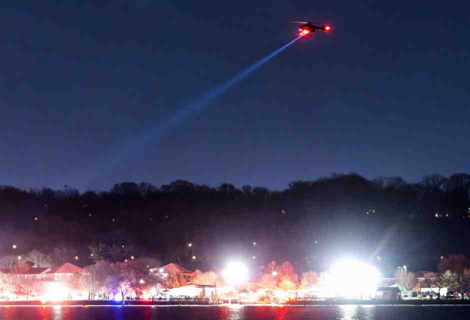A Washington un aereo di linea è precipitato dopo una collisione con un elicottero militare. Almeno 30 vittime