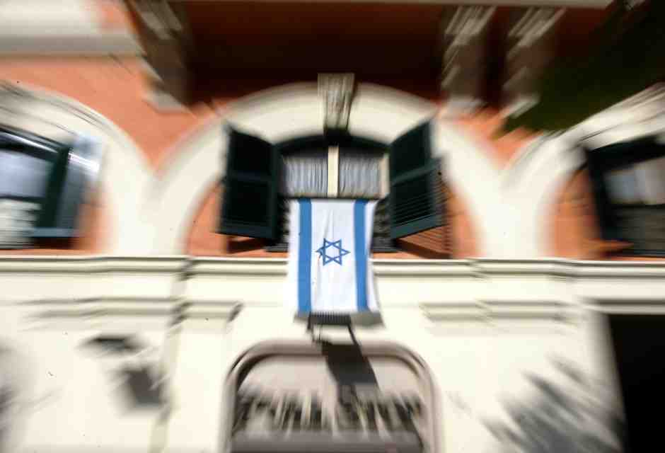 Dalle televisioni ai politici, gli ebrei sono scomparsi nel “buco della memoria”