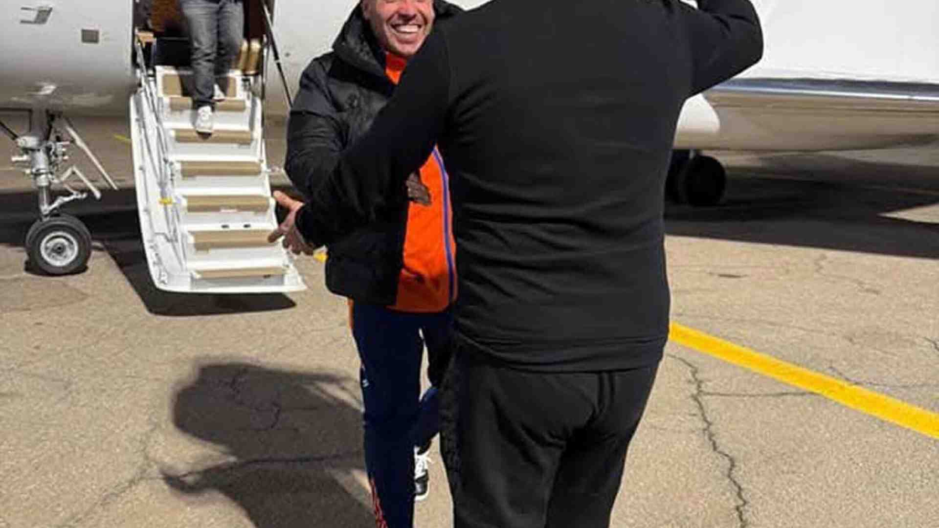 La polemica di destra sui voli di stato di Lo Voi e quella di sinistra contro il volo di stato per Almasri è roba da avvinazzati