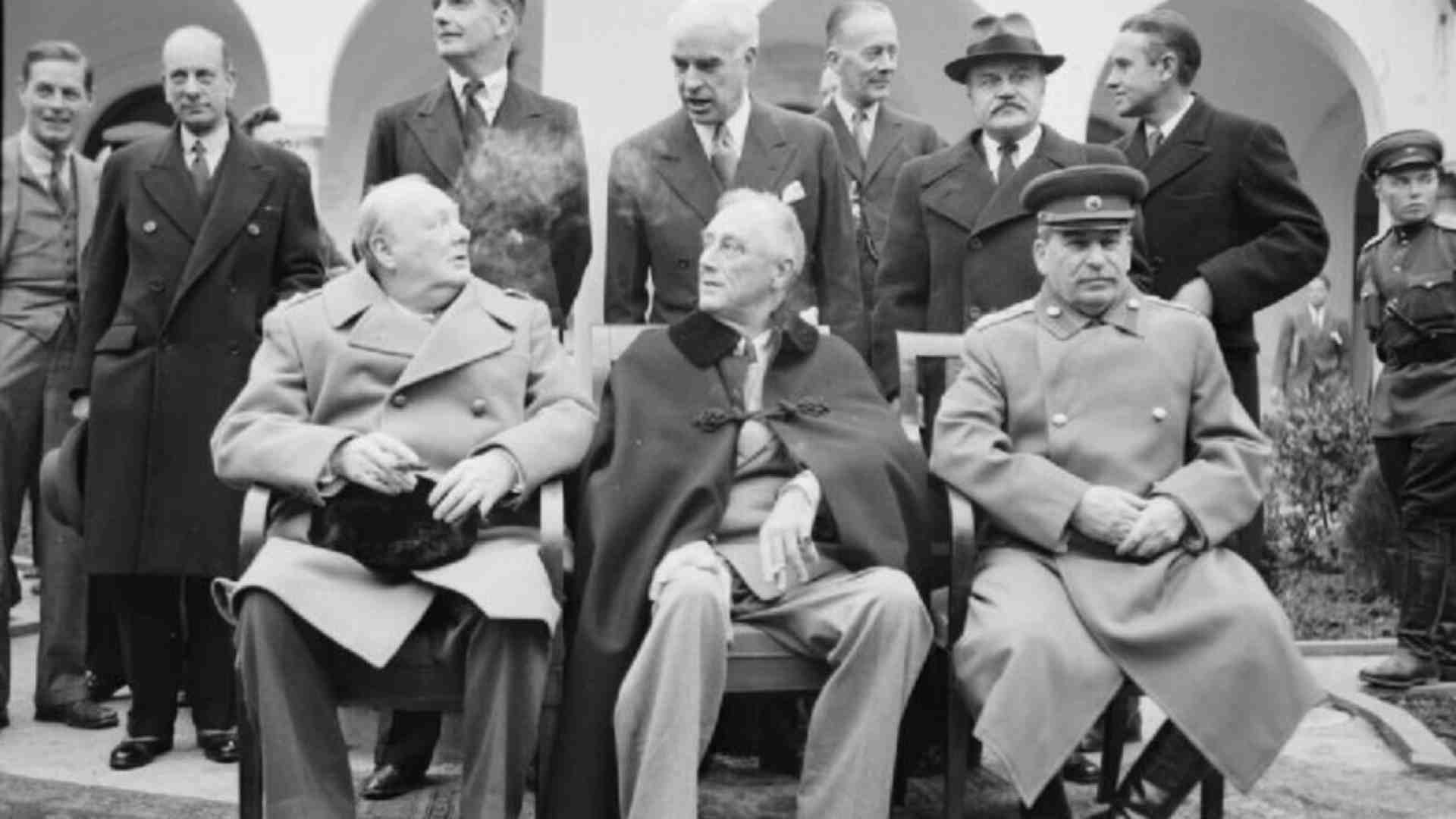 Il dato impressionante quanto ovvio di non trovare donne nelle foto di Jalta