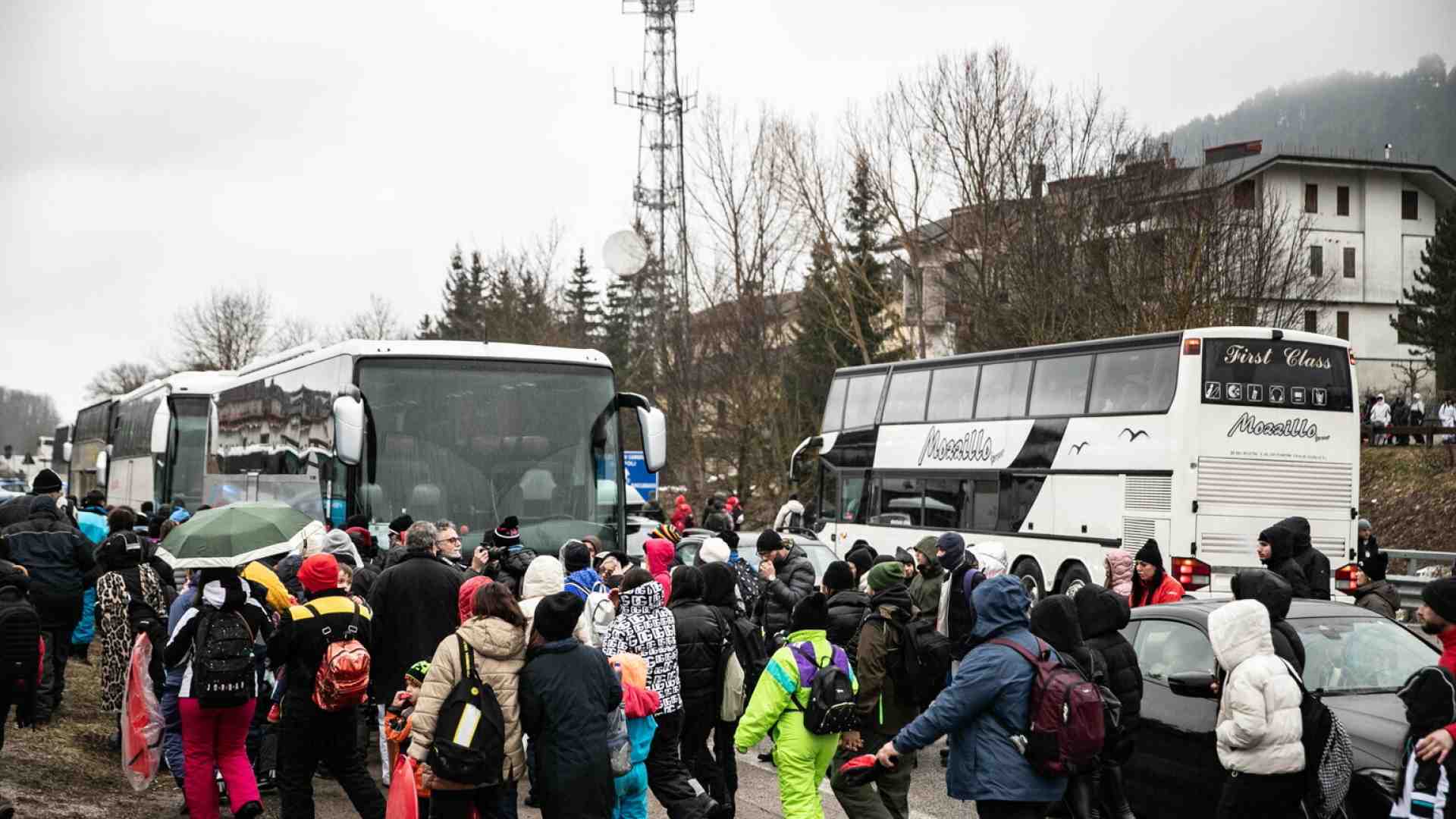 Le prime misure: uno scudo anti pullman e un corridoio umanitario verso Ovindoli