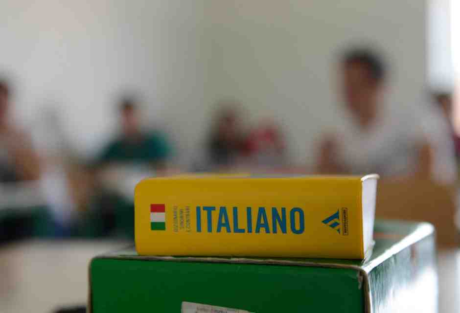 Un comune toscano impone di non usare l'inglese. Ma non sappiamo neanche l'italiano