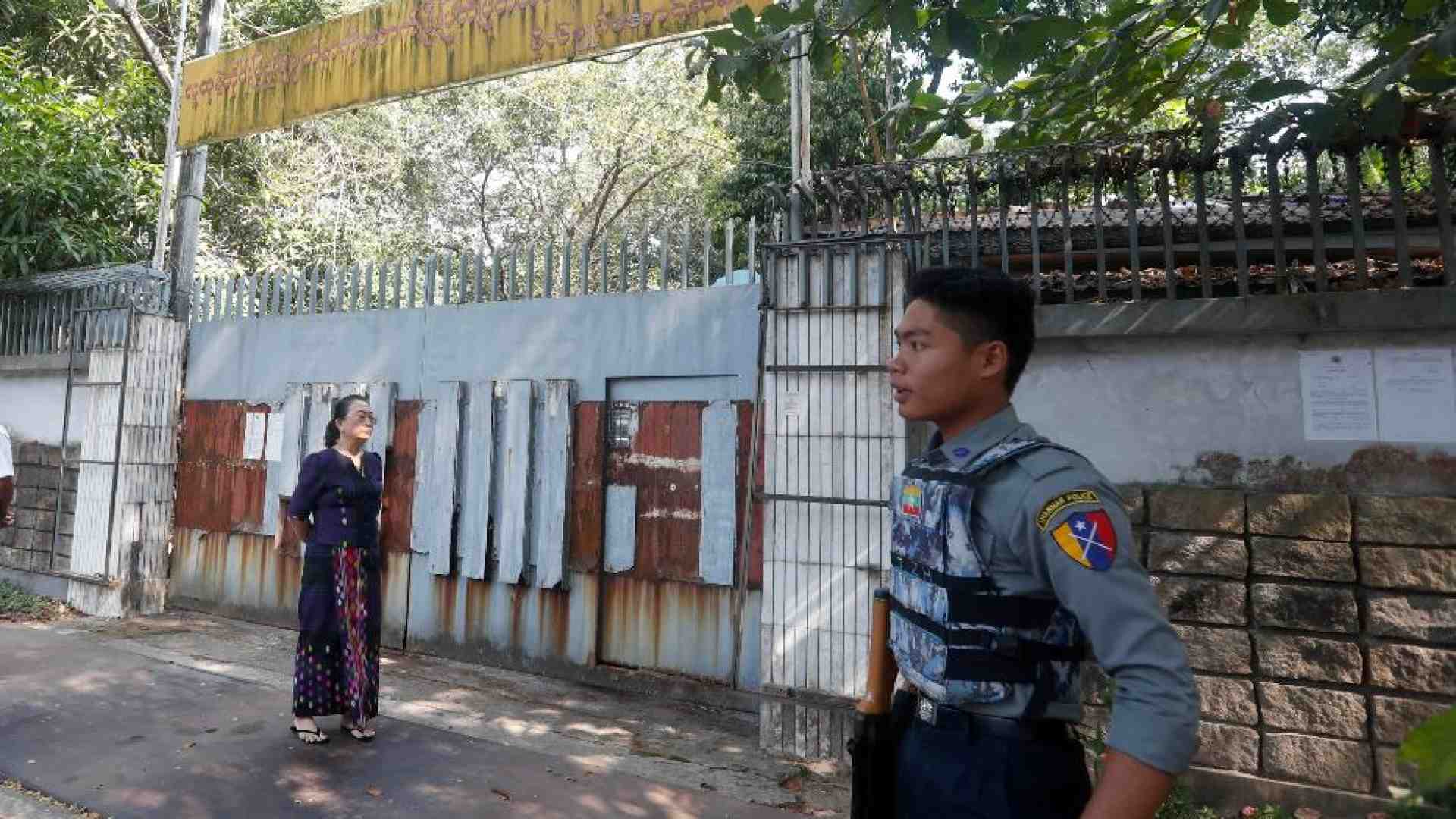 L'appello del figlio di Suu Kyi: «Fatemela rivedere»