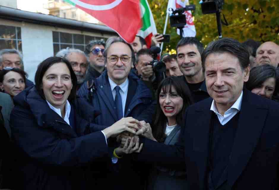 Il M5s accusa Schlein di “plagio” (non senza motivo). Campo largo e ferri corti