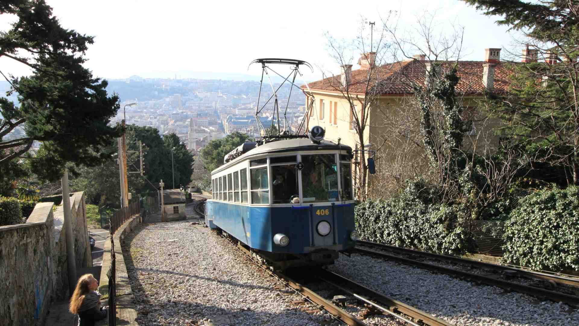Il mondo va in malora, ma almeno è tornato il vecchio tram di Opicina