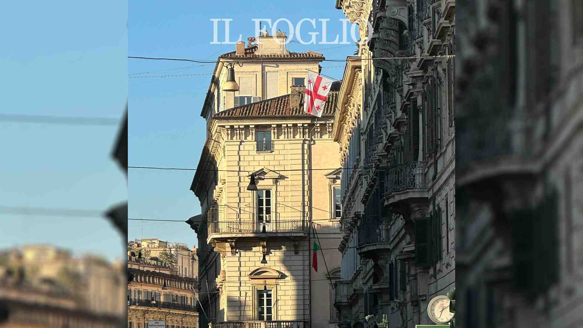 La bandiera (abusiva) della Georgia su Palazzo Grazioli