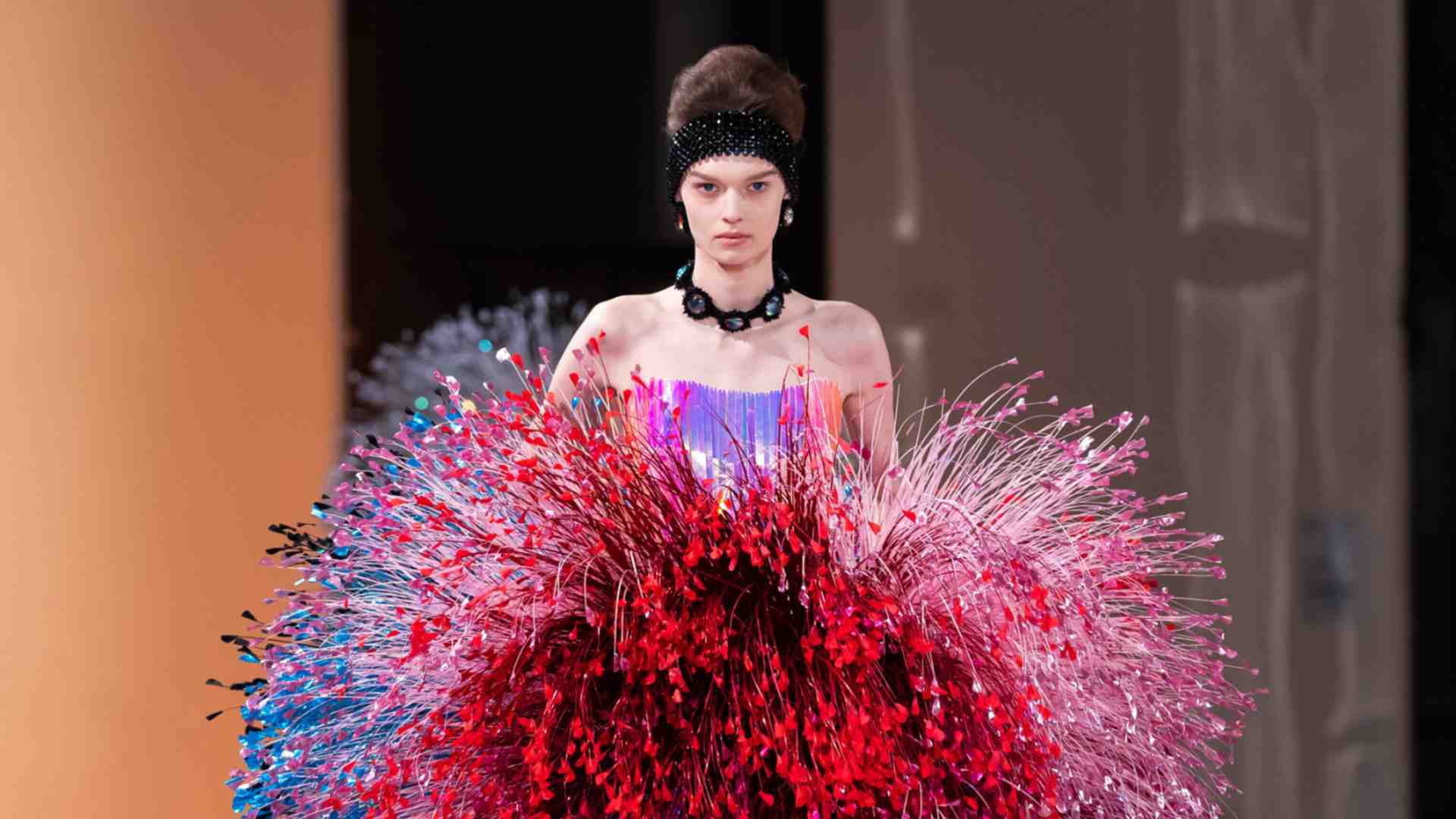 Sfilo, dunque sono. L’epoca della rilevanza