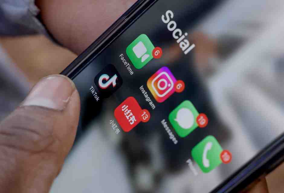 TikTok, incidenti domestici e tubi di rossetto Saint Laurent