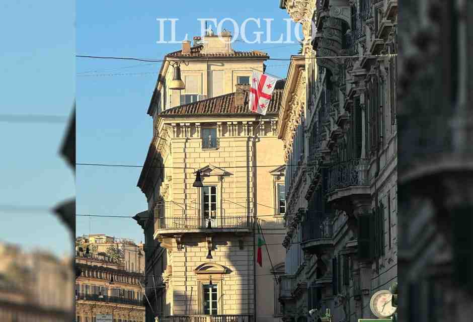 La bandiera (abusiva) della Georgia su Palazzo Grazioli