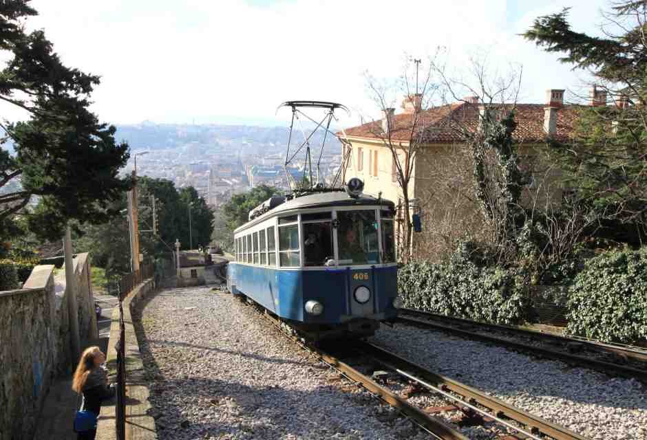 Il mondo va in malora, ma almeno è tornato il vecchio tram di Opicina