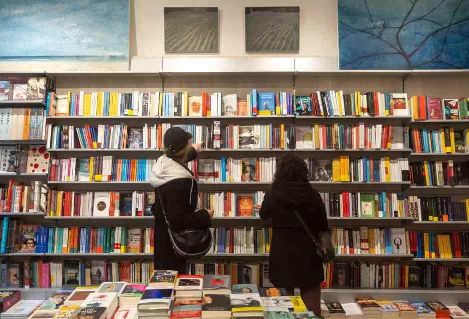 Libri di didascalie. Anche la saggistica di sinistra si piega alla bulimia fotografica