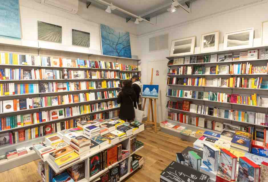 Requiem con lode per le piccole librerie, ma niente sensi di colpa se le tradiamo