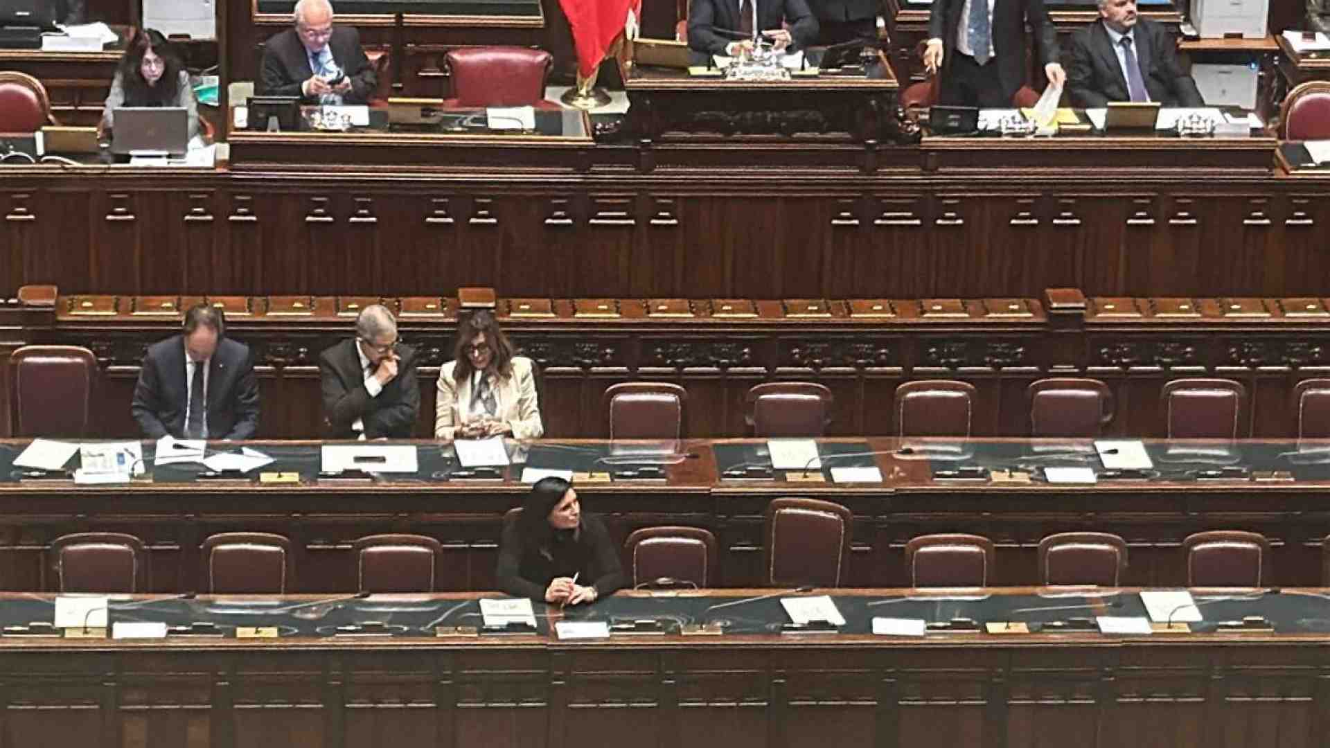 Santanchè lasciata sola in Aula rimpiange il garantismo ai tempi del Cav. Ma ora Meloni ha altre grane