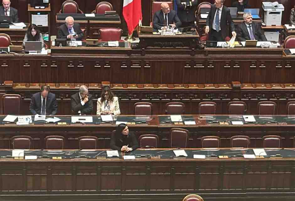 Santanchè lasciata sola in Aula rimpiange il garantismo ai tempi del Cav. Ma ora Meloni ha altre grane