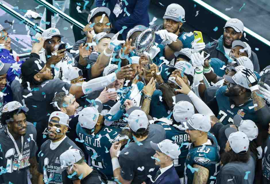 I Philadelphia Eagles vincono un Super Bowl più appassionante in tribuna che in campo