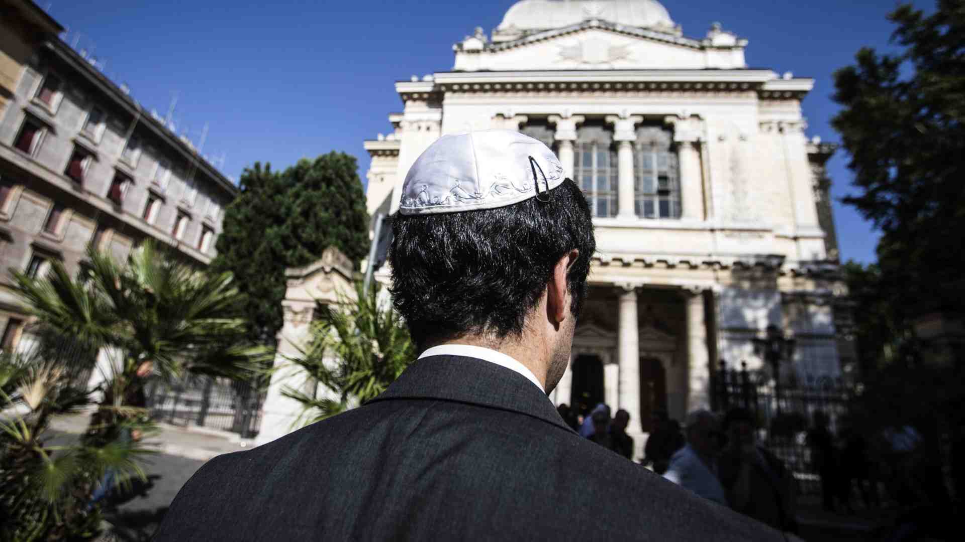 Antisemitismo in Italia: nell'ultimo anno raddoppiano i casi. Cresce soprattutto l'odio online