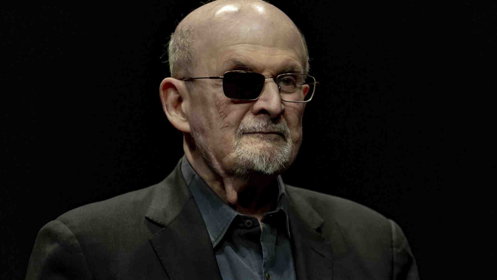“Ero in un lago di sangue, il mio”. Le parole di Rushdie di fronte al suo aggressore