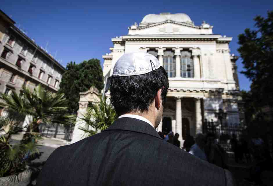 Antisemitismo in Italia: nell'ultimo anno raddoppiano i casi. Cresce soprattutto l'odio online