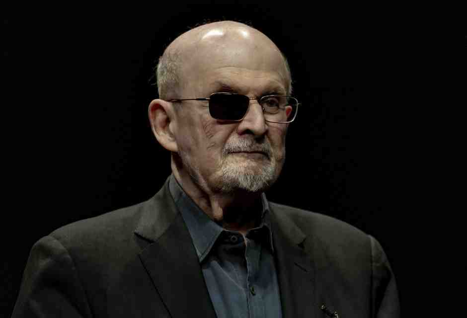 “Ero in un lago di sangue, il mio”. Le parole di Rushdie di fronte al suo aggressore