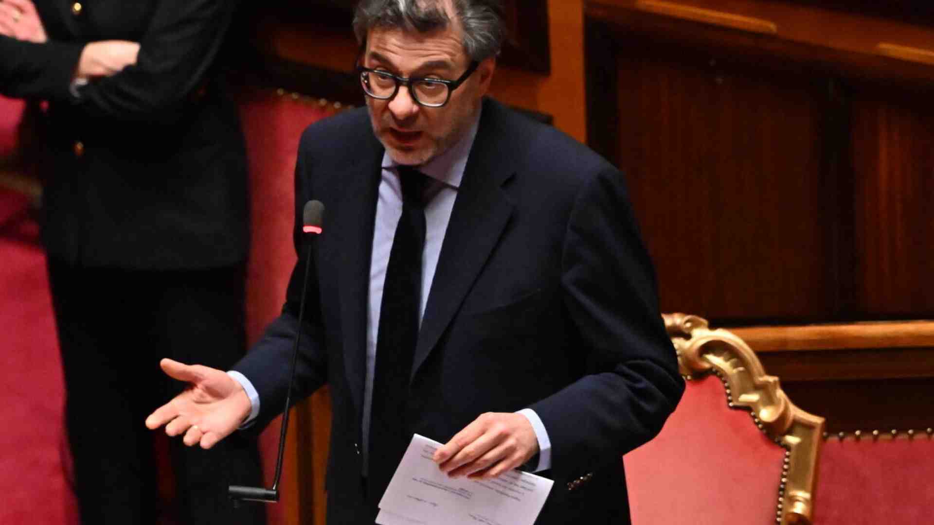 Giorgetti annuncia un provvedimento sul caro bollette, ma è preoccupato dai dazi di Trump