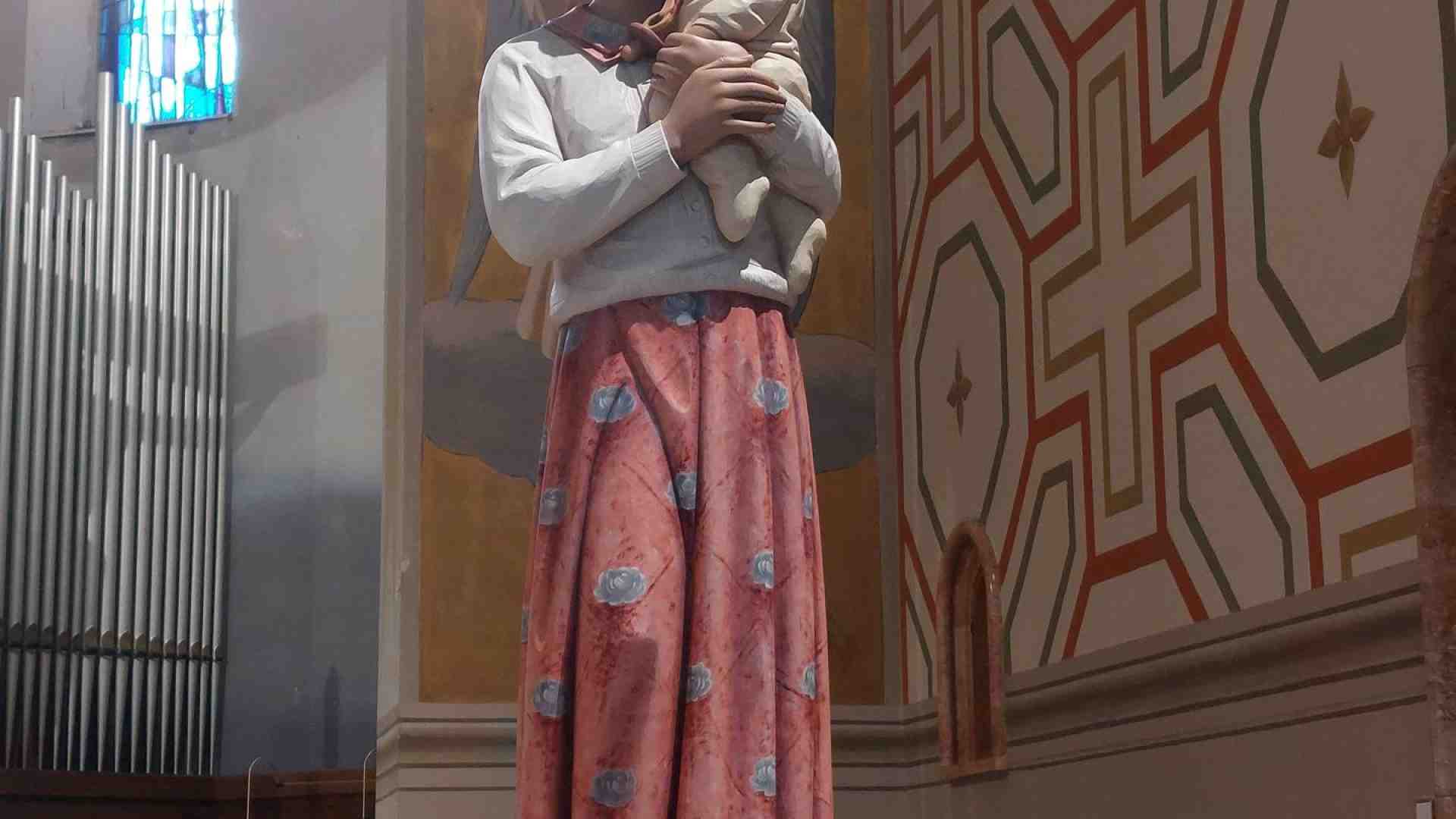 Una statua a Gianna la santa che preferì il figlio alla vita