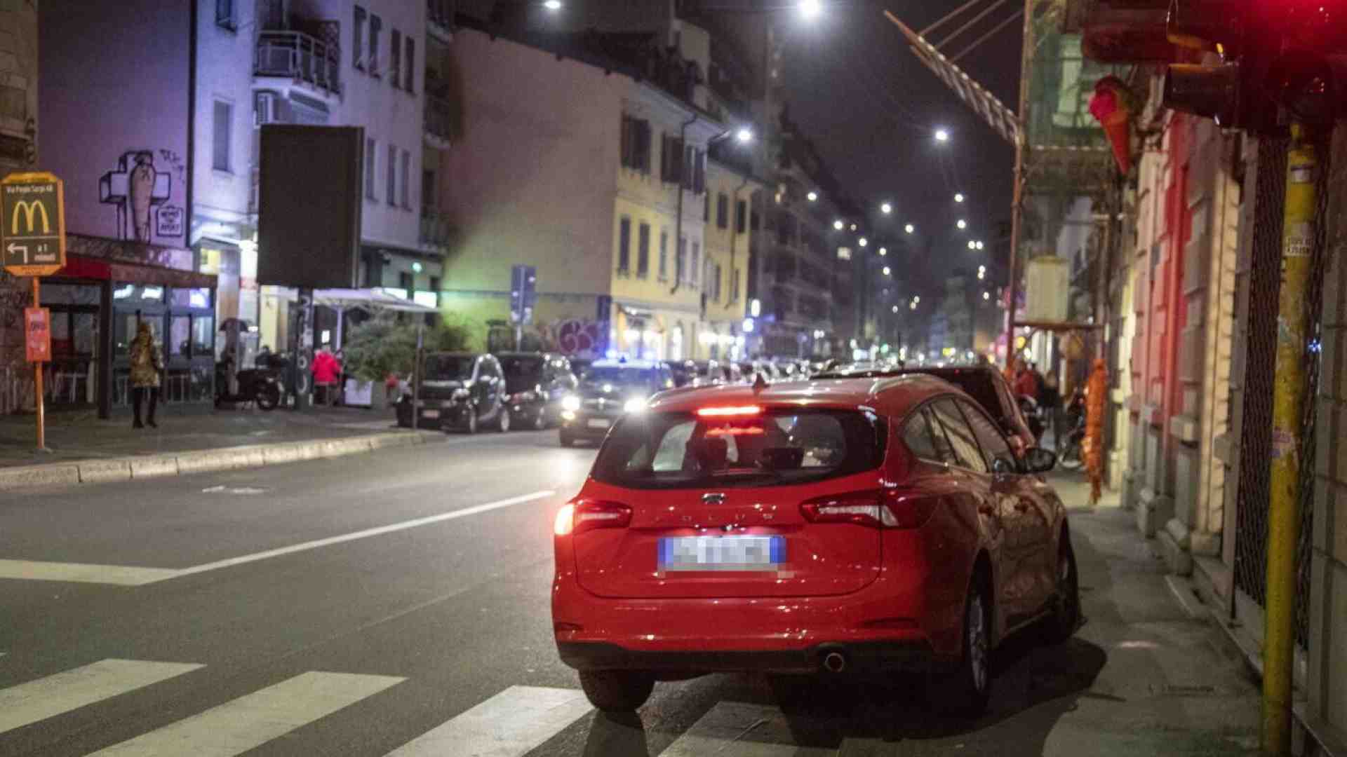 La folle guerra ai parcheggi dell’assessora Censi in una Milano povera di mezzi pubblici