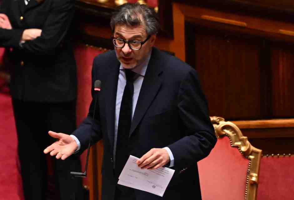 Giorgetti annuncia un provvedimento sul caro bollette, ma è preoccupato dai dazi di Trump