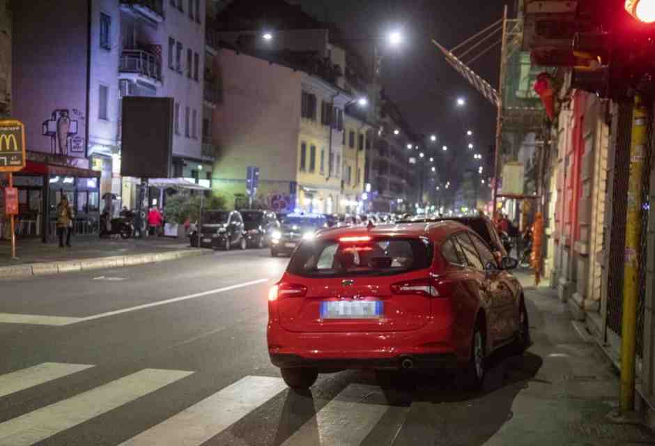 La folle guerra ai parcheggi dell’assessora Censi in una Milano povera di mezzi pubblici