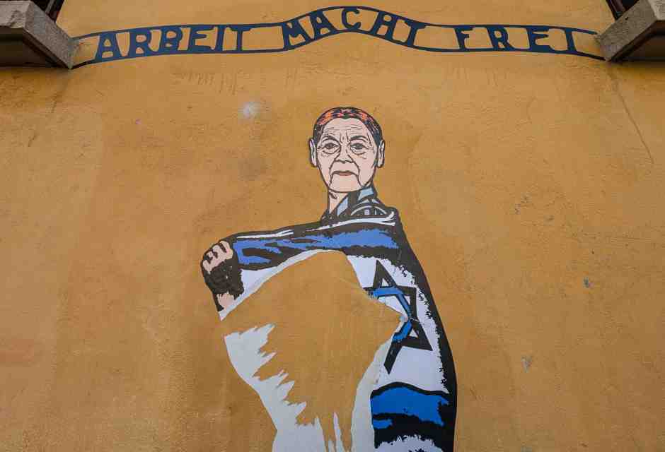 Punito perché contrario allo svilimento della Shoah. La lettera di un prof