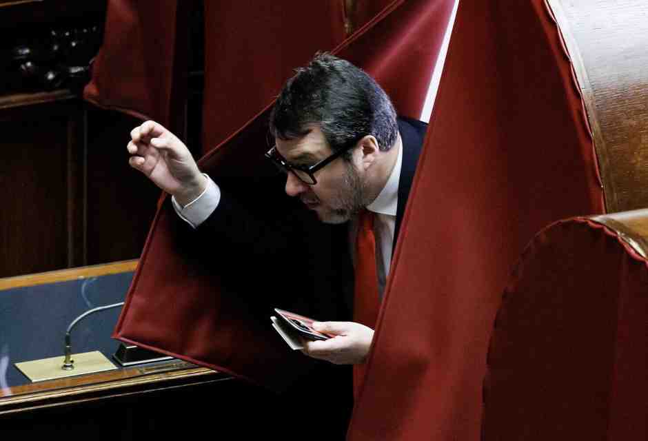 Salvini, il brutalista. Non risponde ai messaggi di Meloni. Vuole Borghi al posto di Romeo, che dice: "Chiedo cambio di linea Lega"