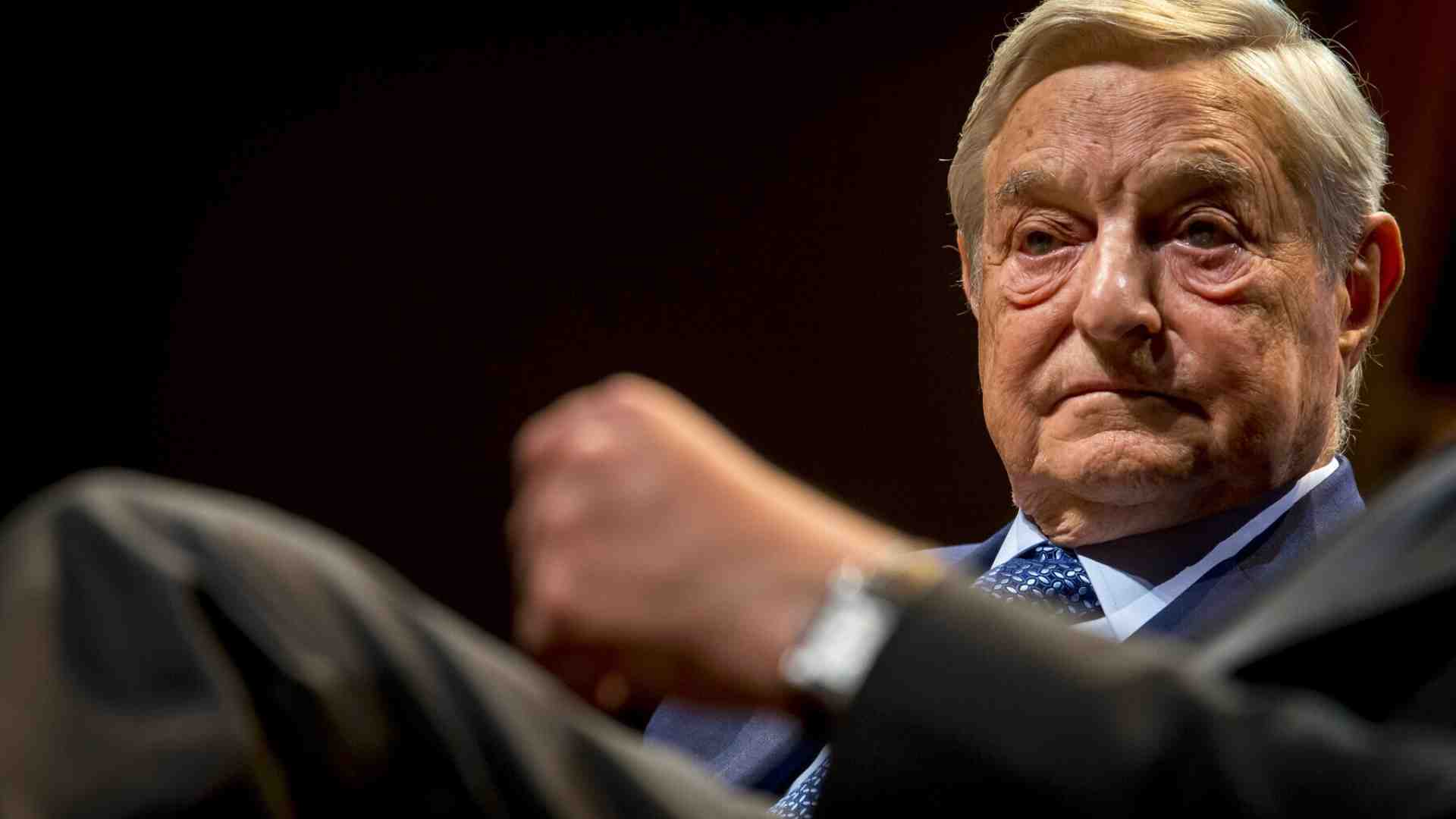 Dentro al “Mito di Soros”. Storia di un capro espiatorio