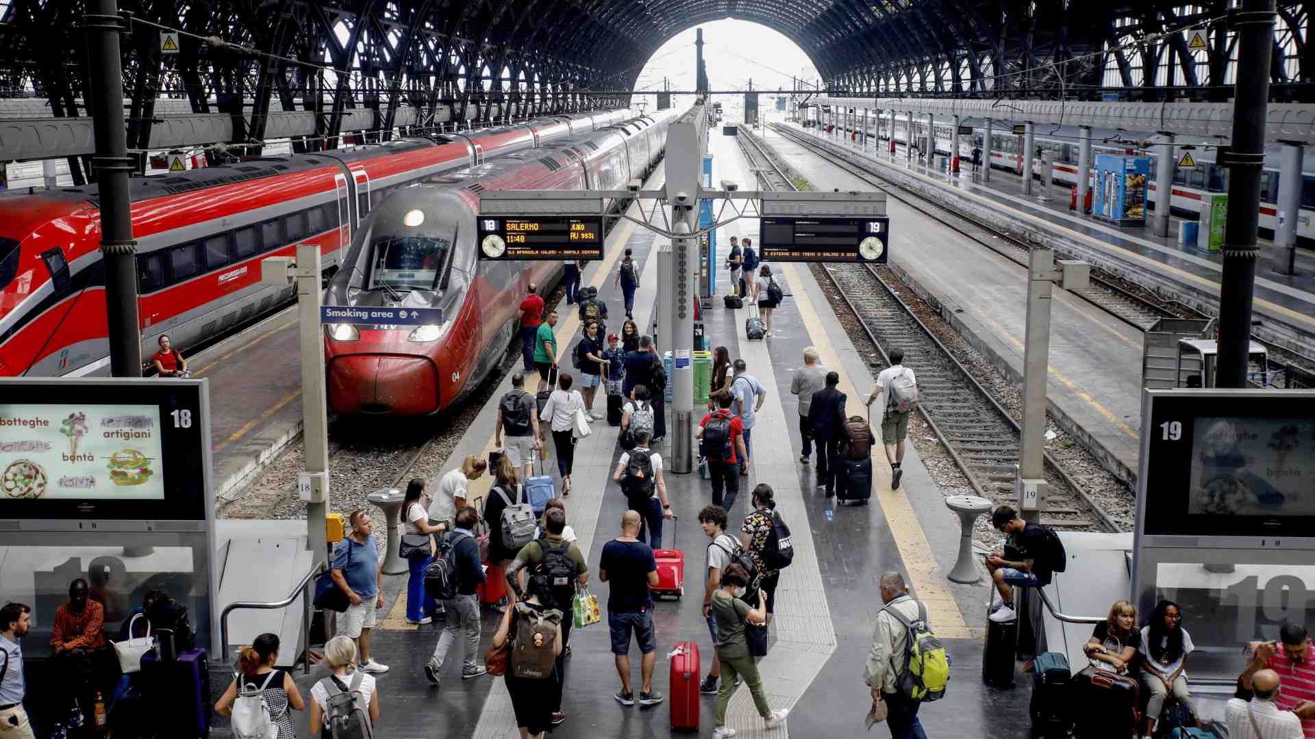 Diario dalle sale d’attesa per i possessori di carta fedeltà, una liturgia di treni e tartine